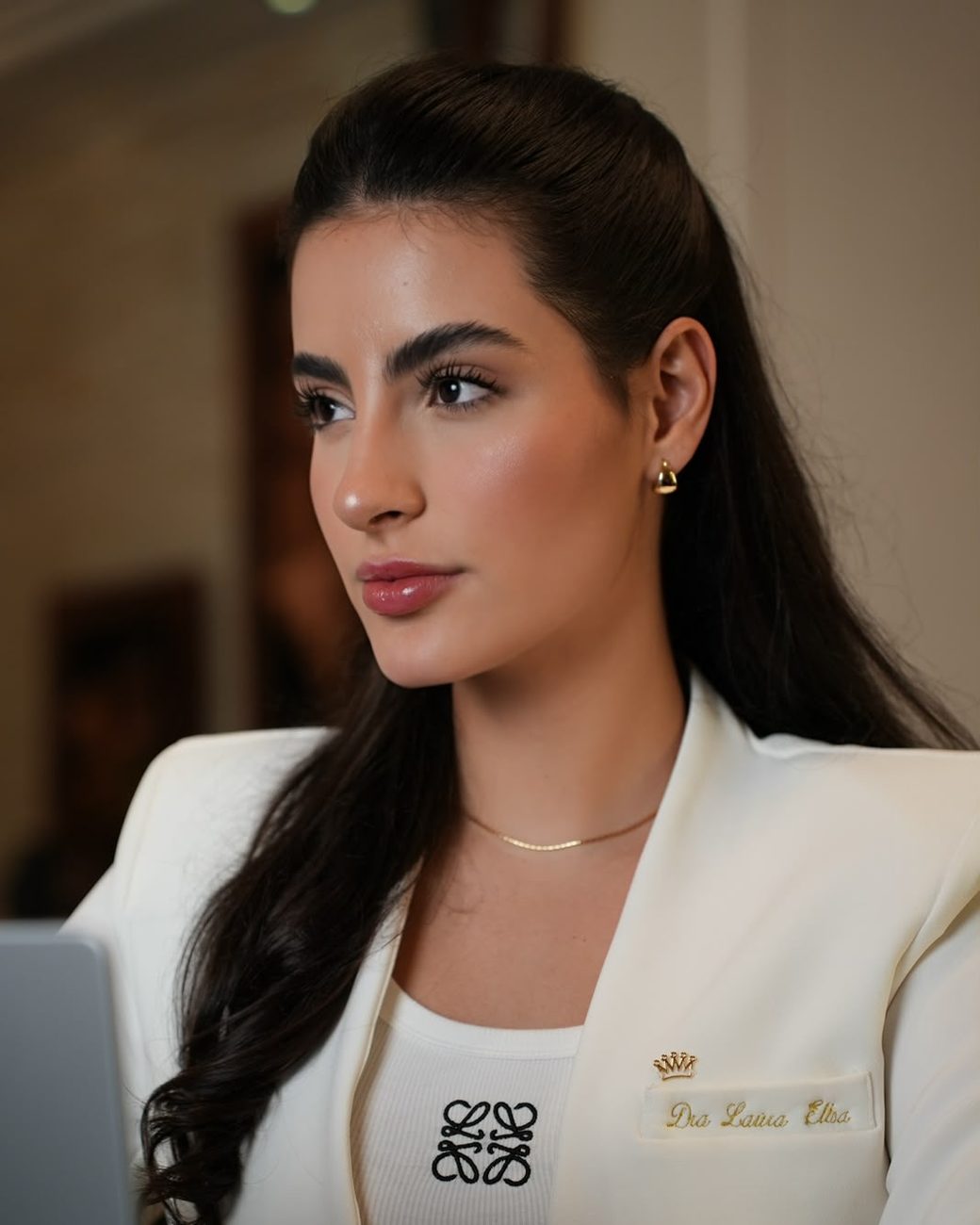 Dra. Laura Elisa no consultório